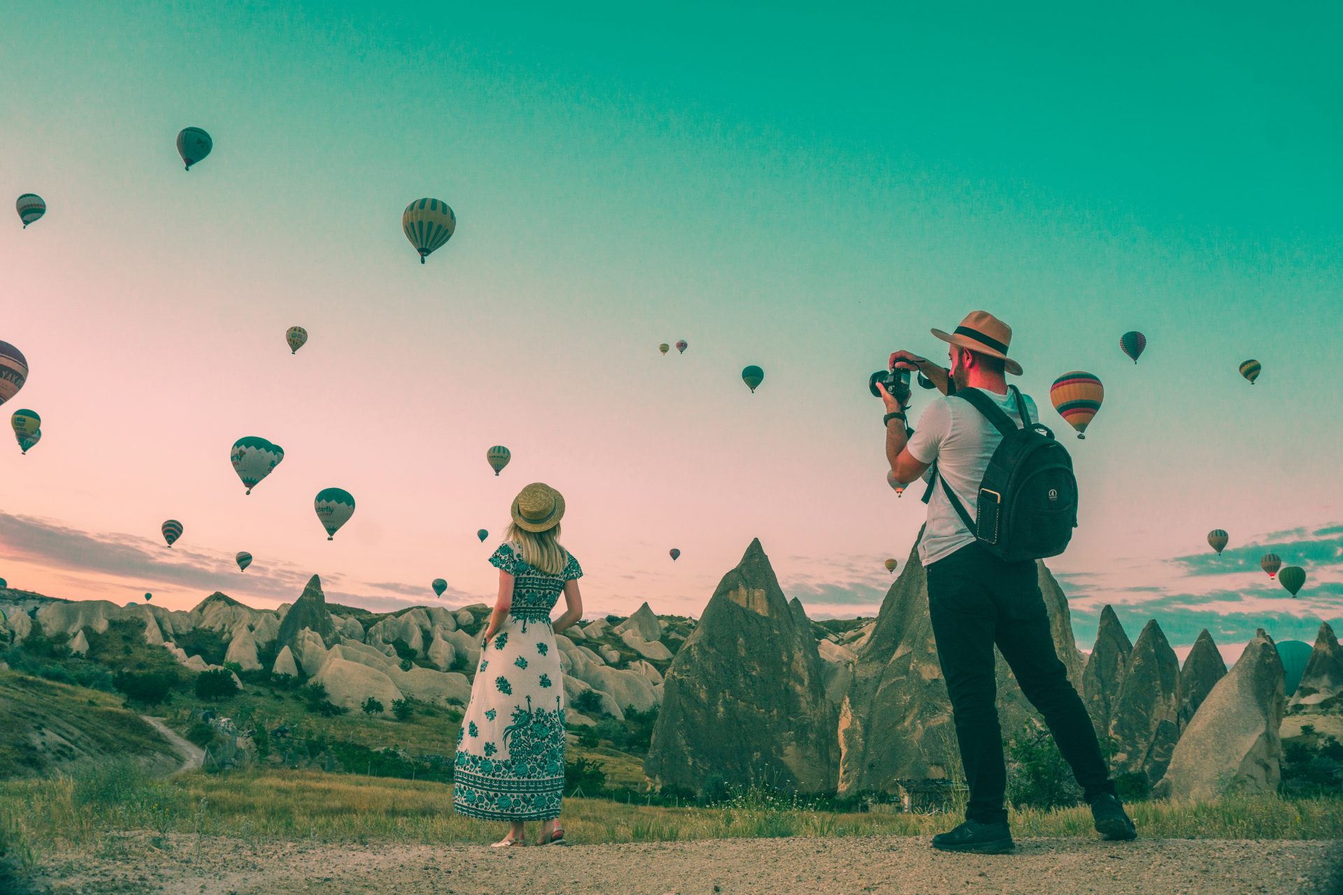 Personas sacando fotos a globos volantes